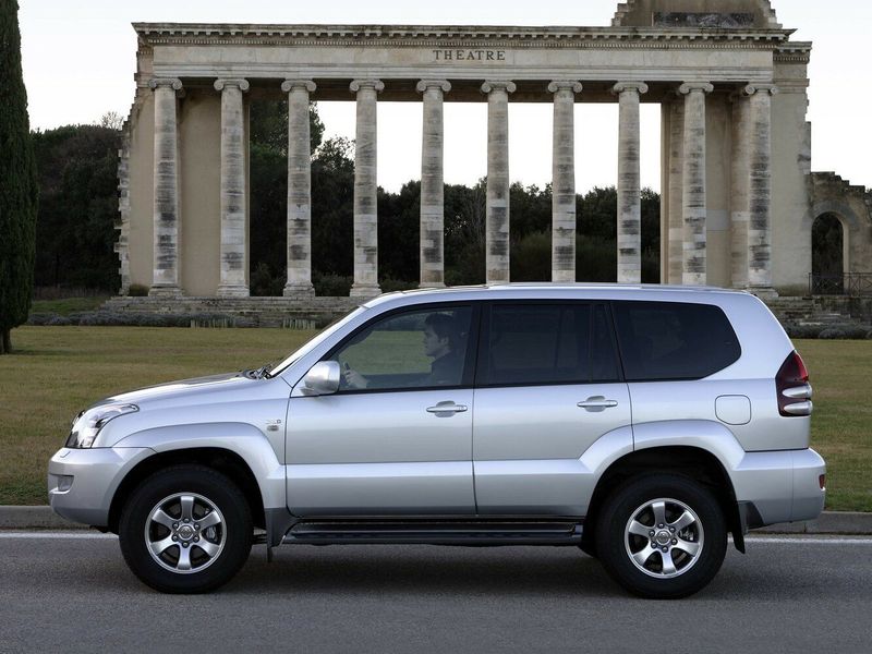 Toyota Land Cruiser Prado سلسلة 120، دفع رباعي 5 أبواب — منظر من الجانب الأيسر