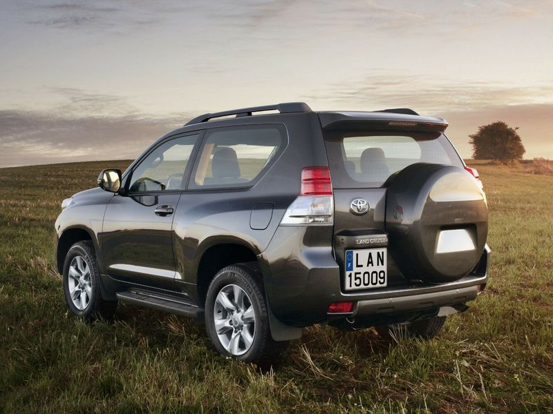 Toyota Land Cruiser Prado السلسلة 150، دفع رباعي 3 أبواب — منظر خلفي أيسر