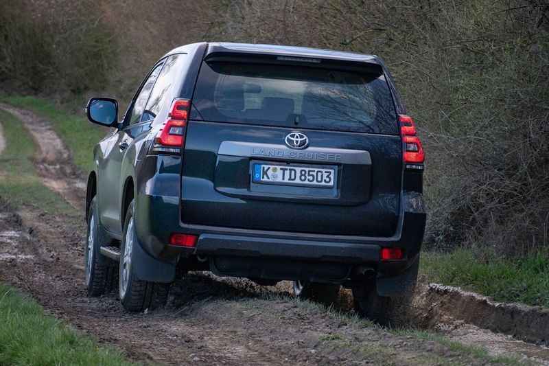 Toyota Land Cruiser Prado 150 Series 150 Series Facelift 2، دفع رباعي 3 أبواب — منظر خلفي بزاوية ثلاثة أرباع