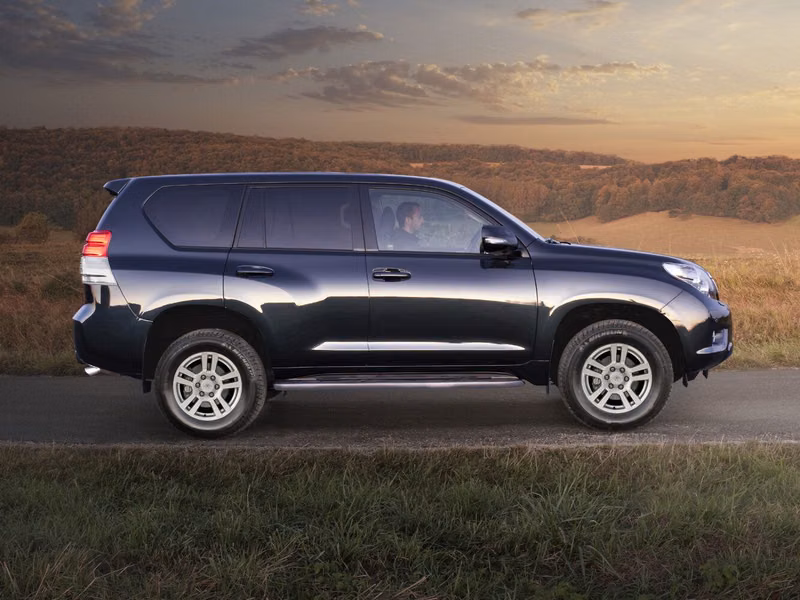 Toyota Land Cruiser Prado السلسلة 150، دفع رباعي 5 أبواب — منظر من الجانب الأيمن