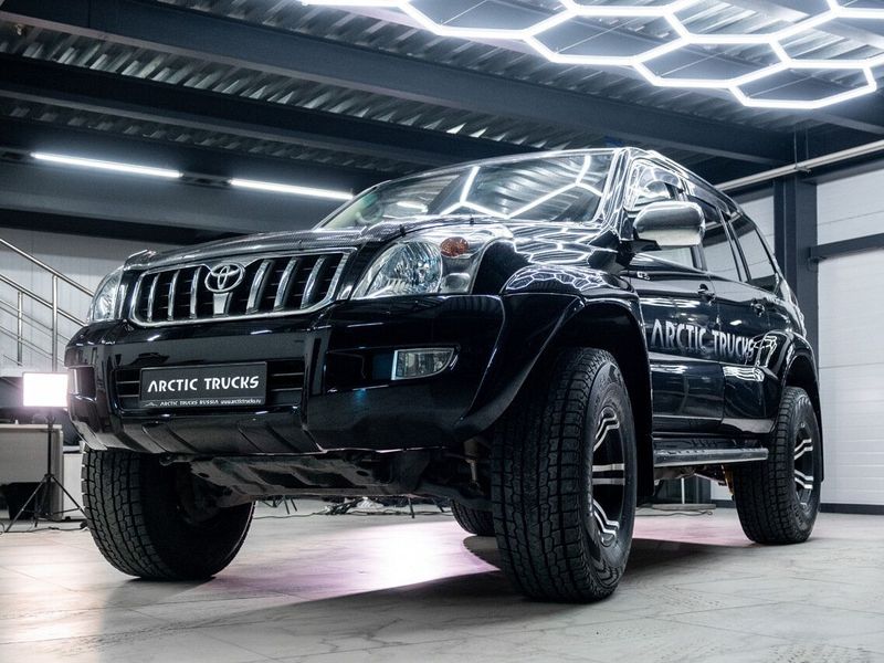 Toyota Land Cruiser Prado سلسلة 120، دفع رباعي 5 أبواب Arctic Trucks — منظر أمامي