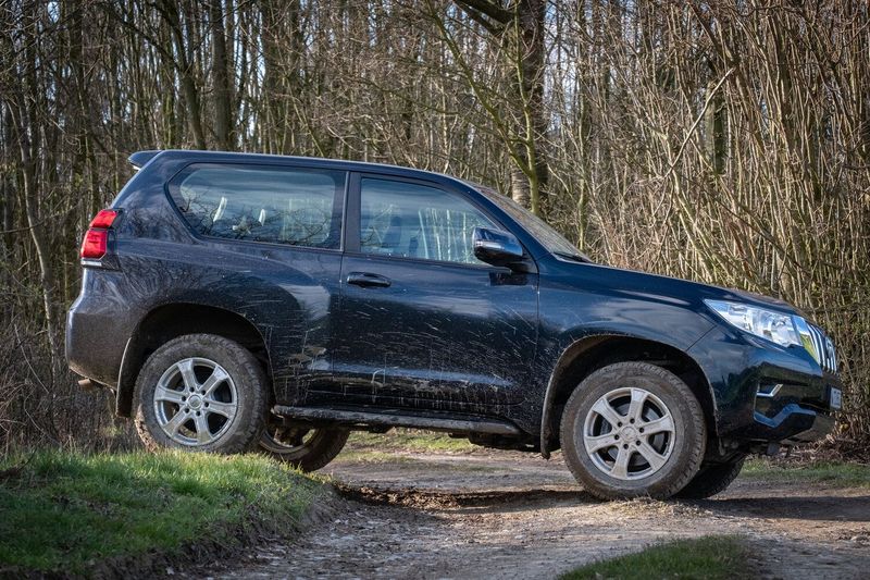 Toyota Land Cruiser Prado 150 Series 150 Series Facelift 2، دفع رباعي 3 أبواب — منظر أمامي بزاوية ثلاثة أرباع