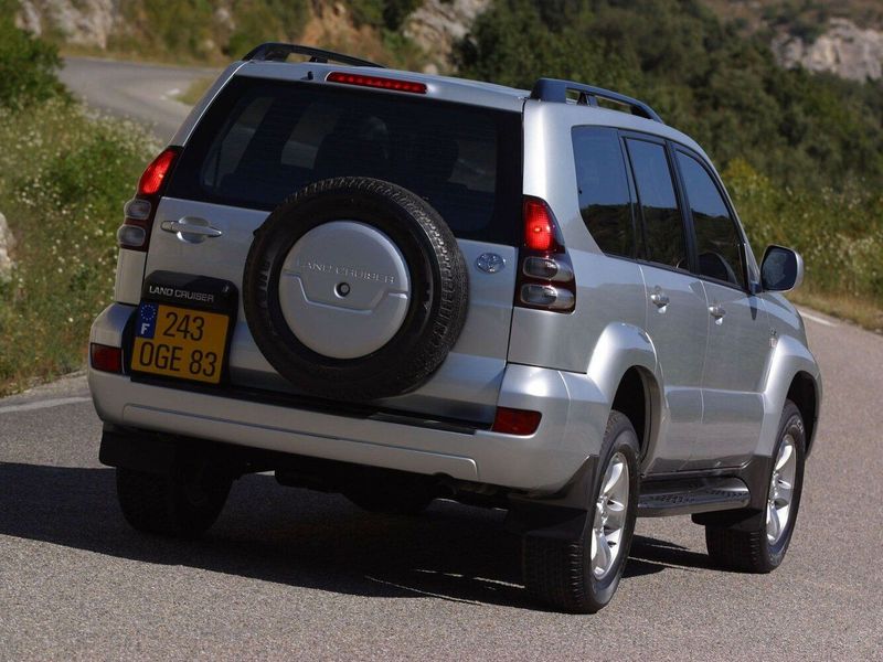 Toyota Land Cruiser Prado سلسلة 120، دفع رباعي 5 أبواب — منظر خلفي أيمن