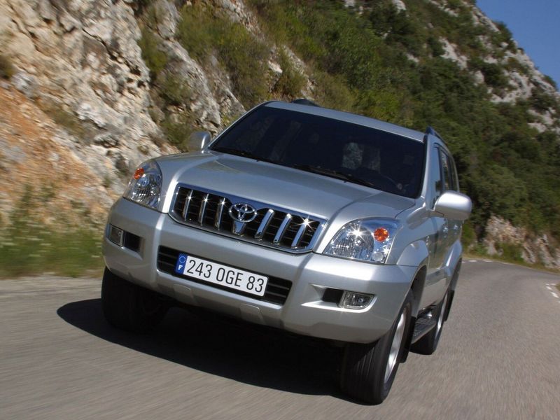 Toyota Land Cruiser Prado سلسلة 120، دفع رباعي 5 أبواب — منظر أمامي أيمن