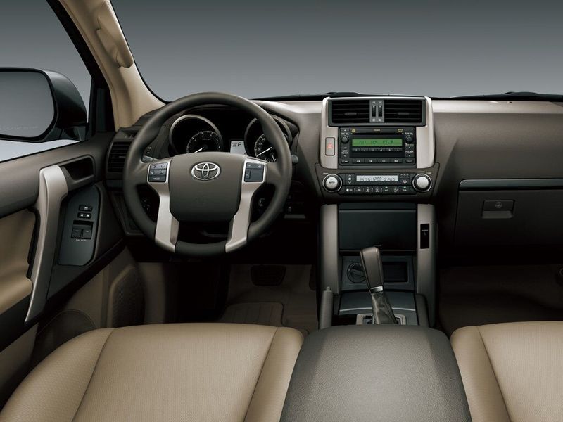 Toyota Land Cruiser Prado السلسلة 150، دفع رباعي 3 أبواب — لوحة القيادة
