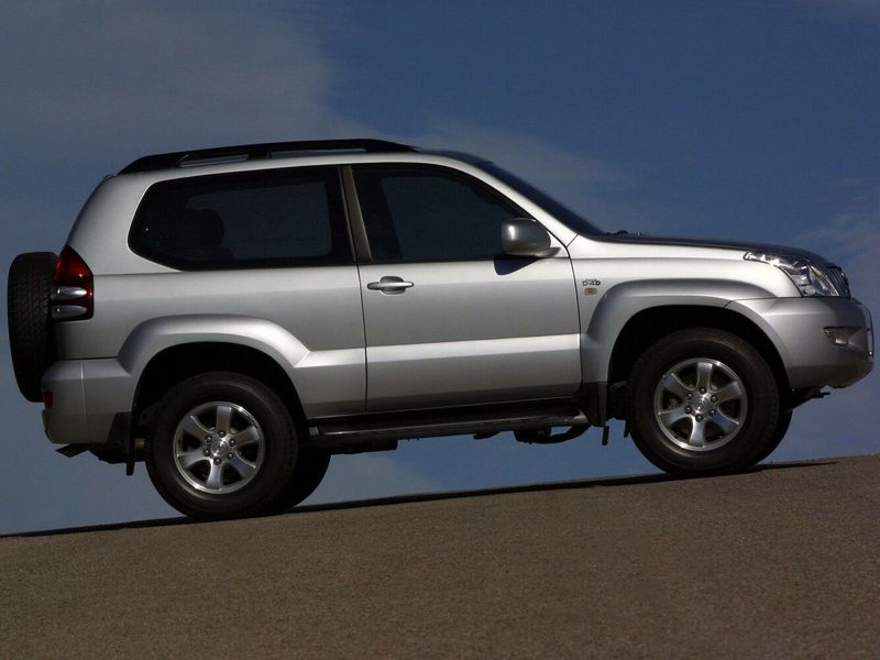 Toyota Land Cruiser Prado سلسلة 120، دفع رباعي 3 أبواب — منظر أمامي أيمن