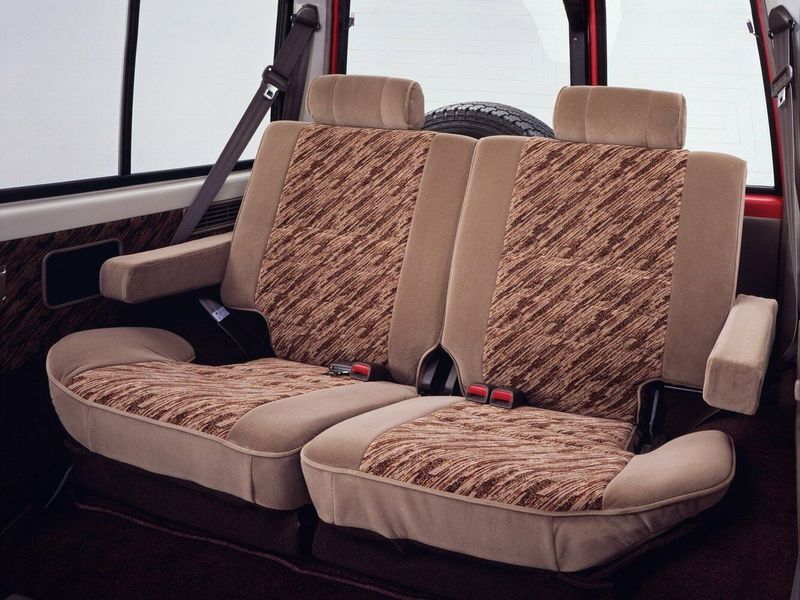 Toyota Land Cruiser Prado السلسلة 70، دفع رباعي 3 أبواب — المقاعد الخلفية