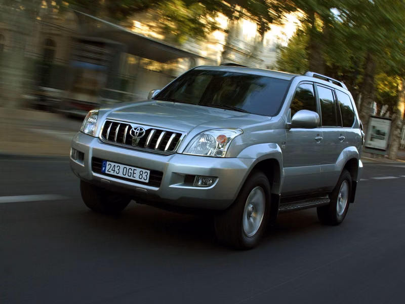 Toyota Land Cruiser Prado سلسلة 120، دفع رباعي 5 أبواب — منظر أمامي أيمن