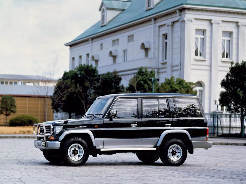 Toyota Land Cruiser Prado السلسلة 70، دفع رباعي 5 أبواب — منظر أمامي أيسر