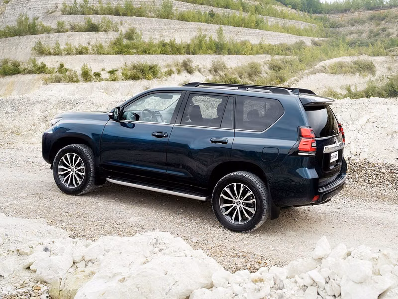 Toyota Land Cruiser Prado 150 Series 150 Series Facelift 2، دفع رباعي 5 أبواب — منظر خلفي أيسر