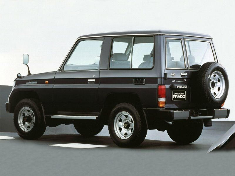 Toyota Land Cruiser Prado السلسلة 70، دفع رباعي 3 أبواب — منظر خلفي أيسر
