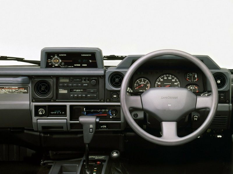 Toyota Land Cruiser Prado السلسلة 70، دفع رباعي 3 أبواب — لوحة القيادة