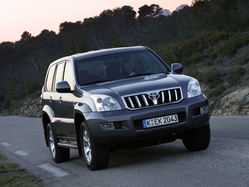 Toyota Land Cruiser Prado 120 Series 120 Series Facelift، دفع رباعي 5 أبواب — منظر أمامي أيمن