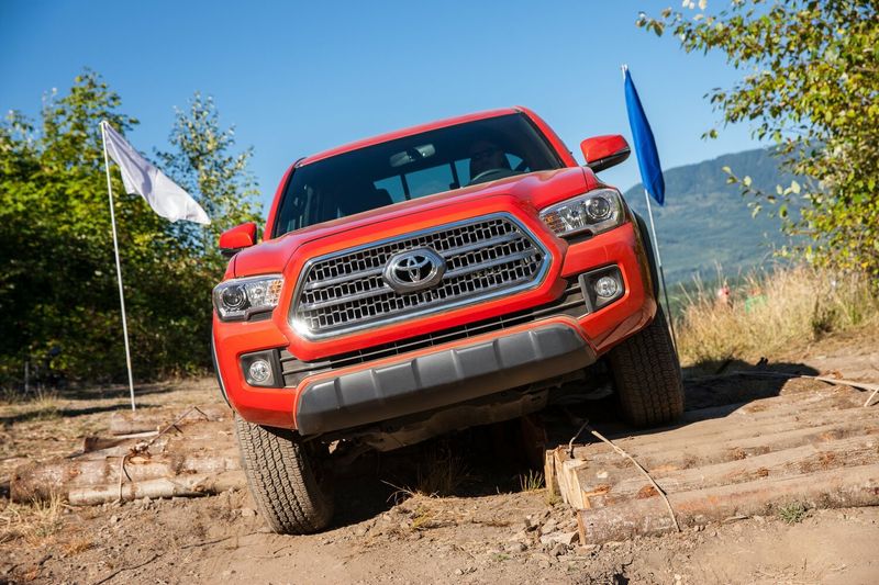 Toyota Tacoma ثالثاً، بيك أب بكابينة مزدوجة Long — منظر أمامي