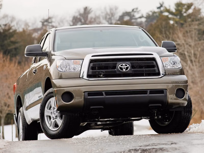 Toyota Tundra II, Пикап двойная кабина Double Cab — вид спереди слева
