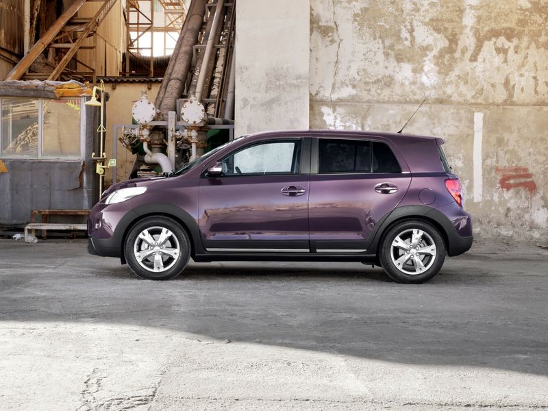 Toyota Urban Cruiser I, Хэтчбек 5 дв. — вид слева