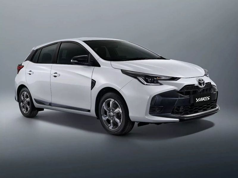 Toyota Yaris XP150: تحديث التصميم 2، هاتشباك 5 أبواب XP150 — منظر أمامي بزاوية ثلاثة أرباع