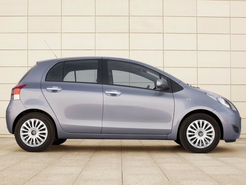 Toyota Yaris فيس ليفت الثاني، هاتشباك 5 أبواب — منظر من الجانب الأيمن