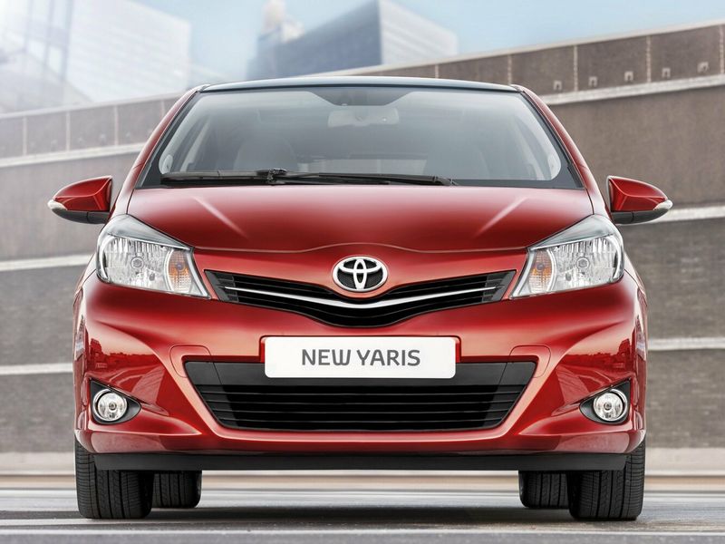 Toyota Yaris ثالثاً، هاتشباك 5 أبواب — منظر أمامي