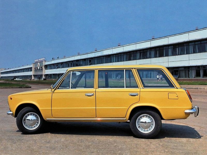 LADA (VAZ) 2102، واجون 5 أبواب — منظر من الجانب الأيسر