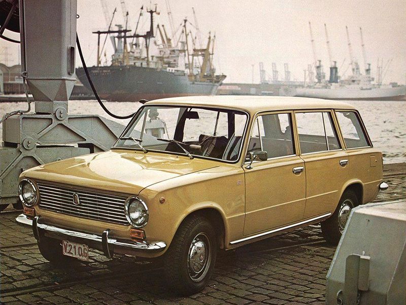 LADA (VAZ) 2102، واجون 5 أبواب — منظر أمامي أيمن