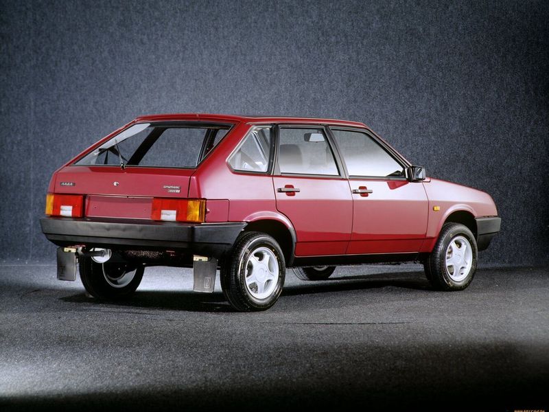 LADA (VAZ) 2109, Хэтчбек 5 дв. — вид сзади справа