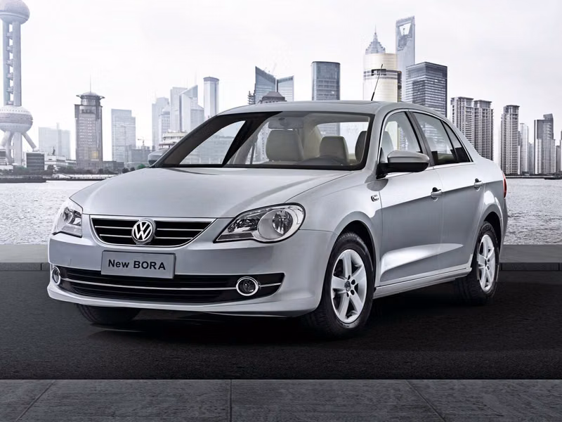 Volkswagen Bora II (السوق الصينية)، سيدان — منظر أمامي بزاوية ثلاثة أرباع