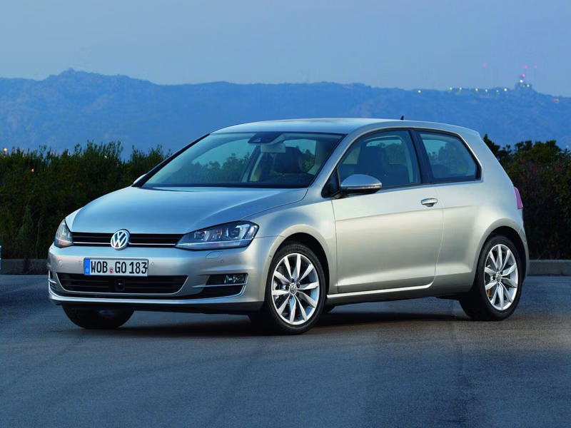 Volkswagen Golf سابعاً، هاتشباك 3 أبواب — منظر أمامي أيمن