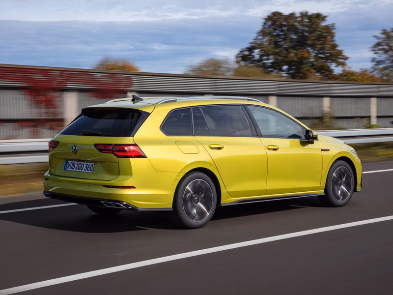 Volkswagen Golf ثامناً، واجون 5 أبواب — منظر خلفي بزاوية ثلاثة أرباع