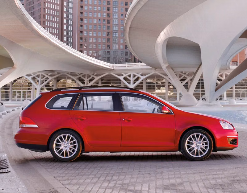 Volkswagen Golf V، واجون 5 أبواب — منظر من الجانب الأيمن