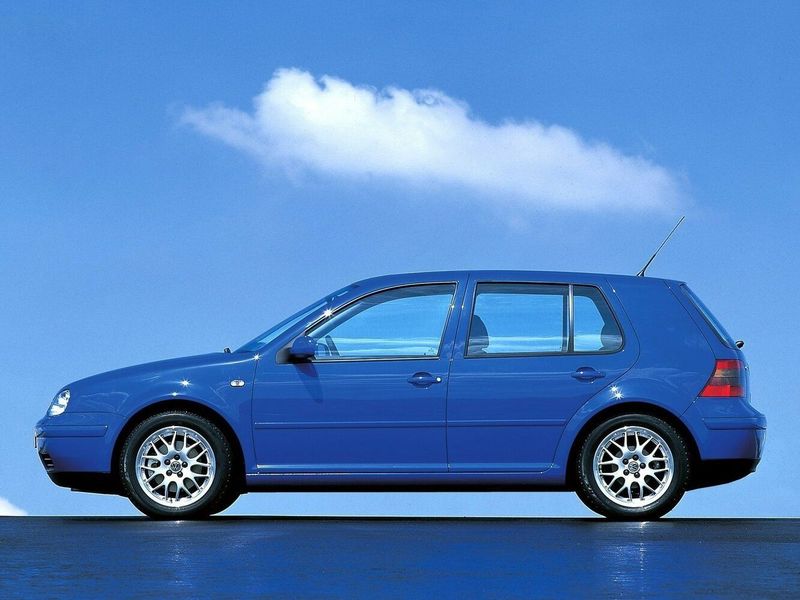 Volkswagen Golf رابعاً، هاتشباك 5 أبواب — منظر من الجانب الأيسر