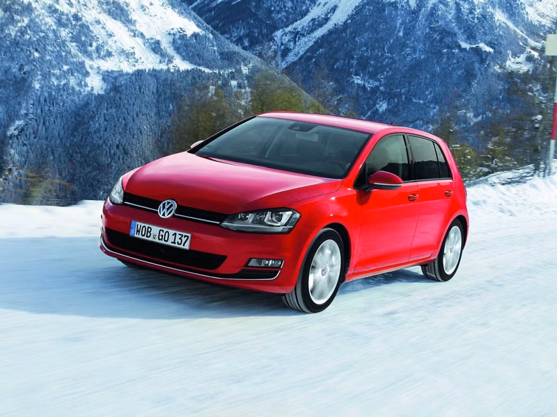Volkswagen Golf سابعاً، هاتشباك 5 أبواب — منظر أمامي أيمن