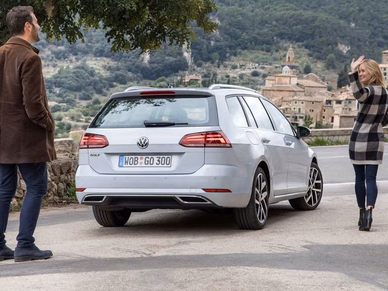 Volkswagen Golf فيس ليفت السابع، واجون 5 أبواب — منظر خلفي أيمن