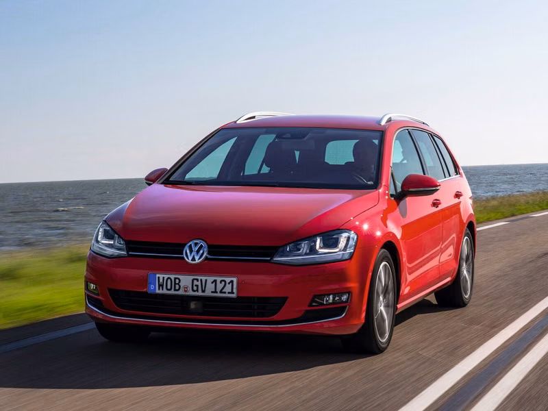 Volkswagen Golf سابعاً، واجون 5 أبواب — منظر أمامي أيمن