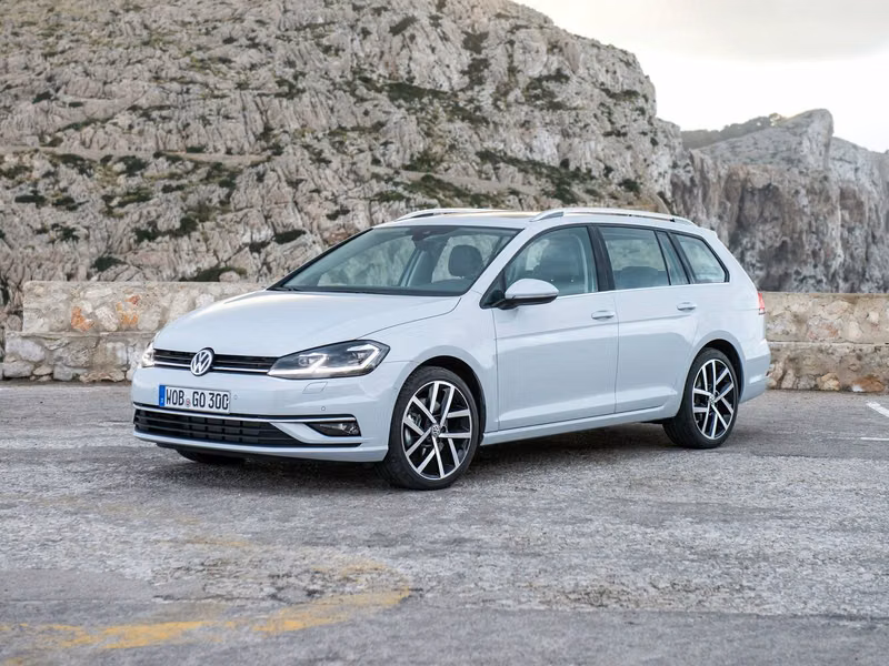 Volkswagen Golf فيس ليفت السابع، واجون 5 أبواب — منظر أمامي أيمن