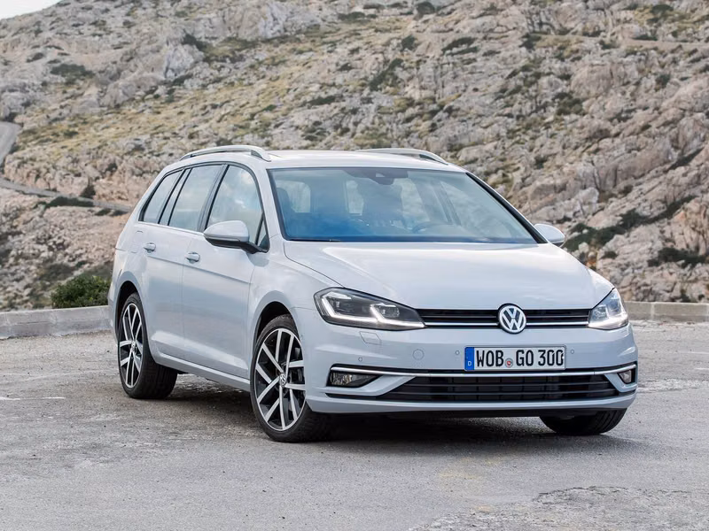 Volkswagen Golf فيس ليفت السابع، واجون 5 أبواب — منظر أمامي أيمن