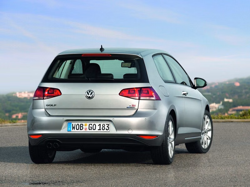 Volkswagen Golf سابعاً، هاتشباك 3 أبواب — منظر خلفي أيمن