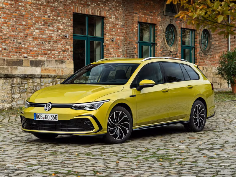 Volkswagen Golf ثامناً، واجون 5 أبواب — منظر أمامي أيمن