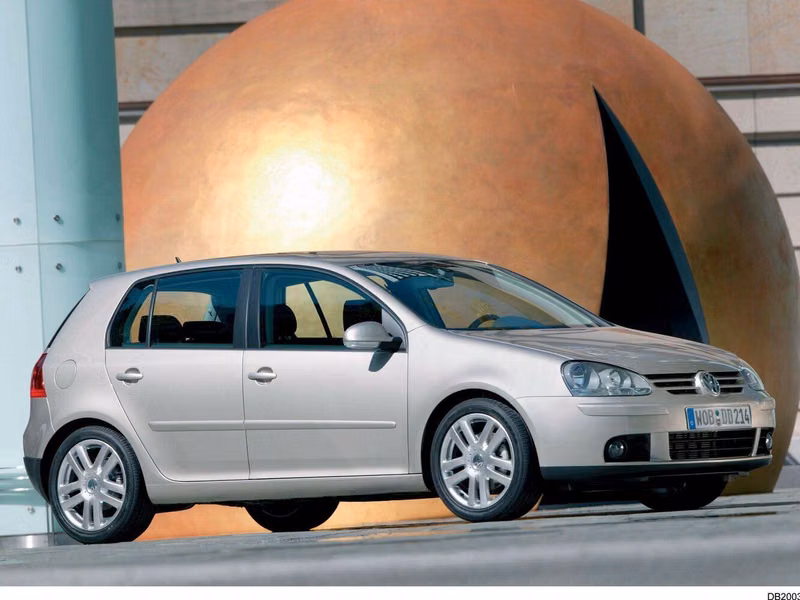 Volkswagen Golf V، هاتشباك 5 أبواب — منظر أمامي أيمن