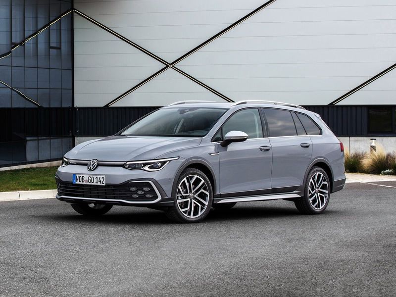 Volkswagen Golf ثامناً، واجون 5 أبواب Alltrack — منظر أمامي أيمن