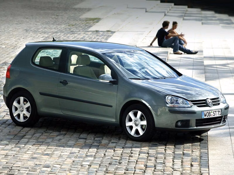 Volkswagen Golf V، هاتشباك 3 أبواب — منظر أمامي أيمن