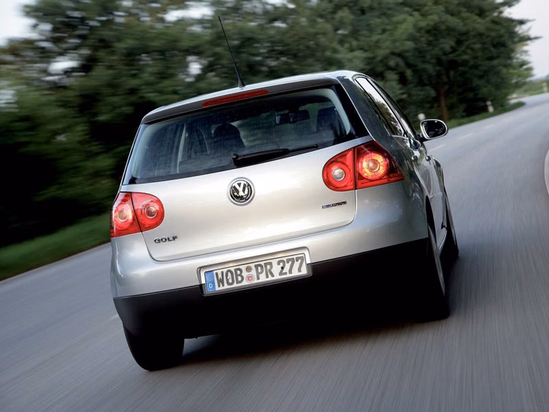 Volkswagen Golf V، هاتشباك 5 أبواب — منظر خلفي أيمن