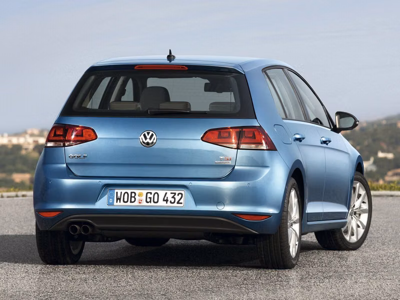 Volkswagen Golf سابعاً، هاتشباك 5 أبواب — منظر خلفي أيمن