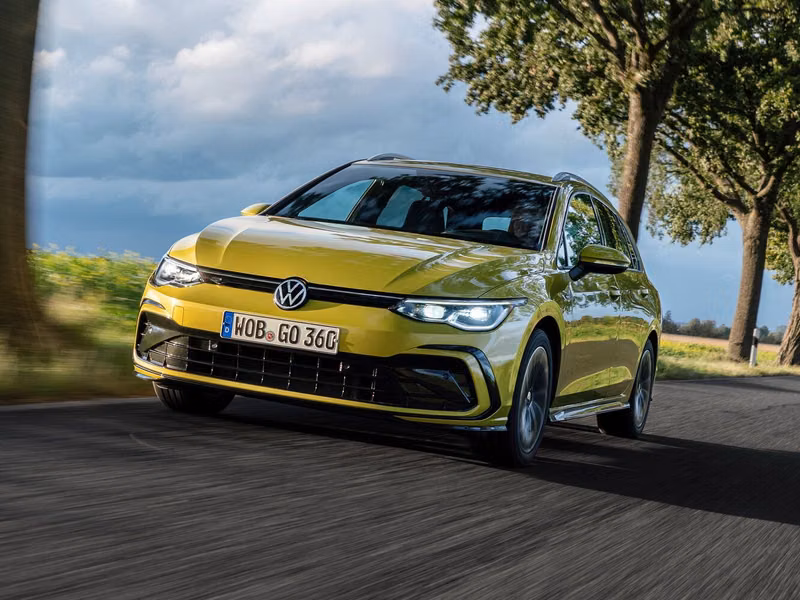 Volkswagen Golf ثامناً، واجون 5 أبواب — منظر أمامي أيمن