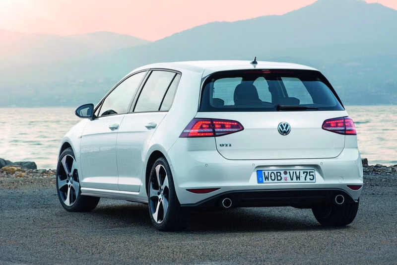 Volkswagen Golf GTI سابعاً، هاتشباك 5 أبواب — منظر خلفي أيسر