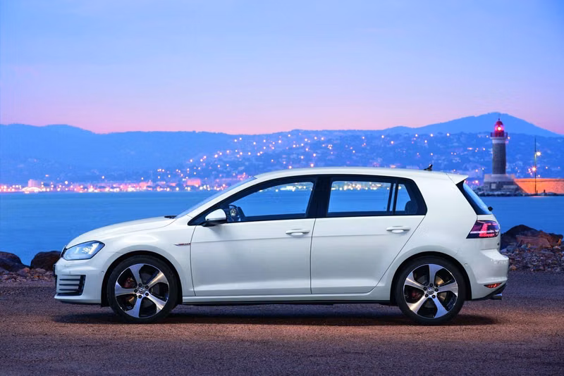 Volkswagen Golf GTI سابعاً، هاتشباك 5 أبواب — منظر من الجانب الأيسر