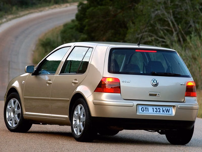 Volkswagen Golf GTI رابعاً، هاتشباك 5 أبواب — منظر خلفي أيمن