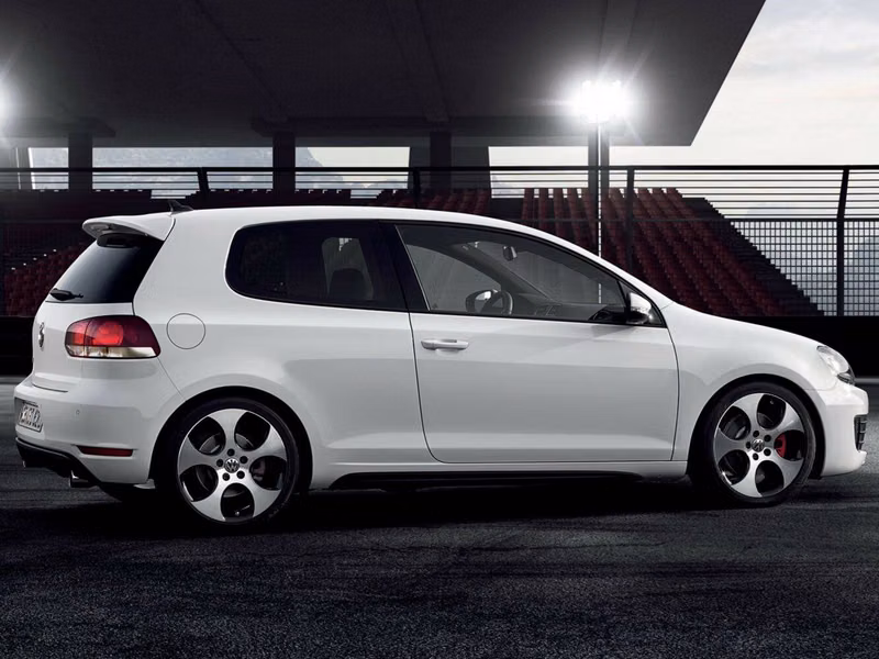 Volkswagen Golf GTI سادساً، هاتشباك 3 أبواب — منظر من الجانب الأيمن