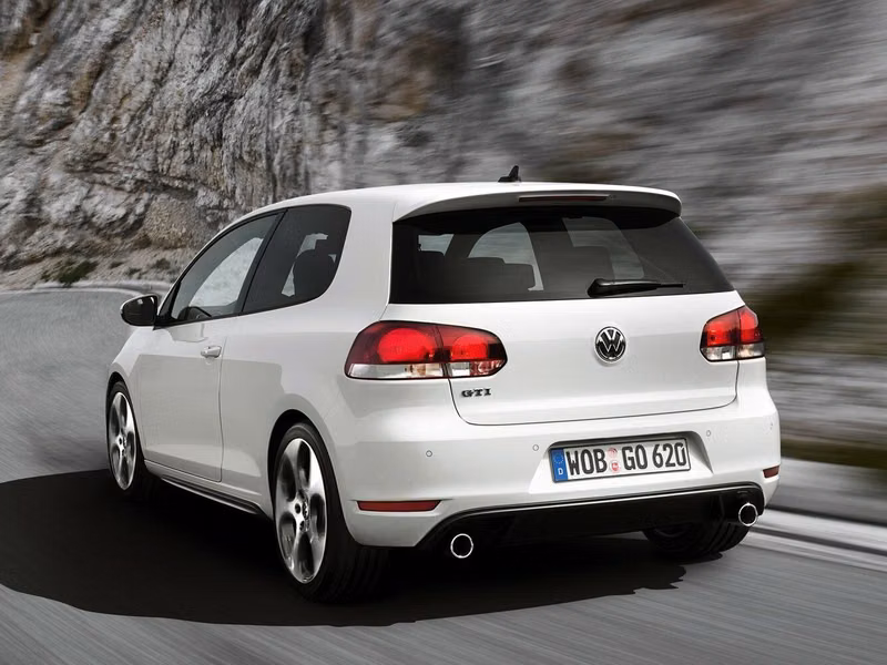 Volkswagen Golf GTI سادساً، هاتشباك 3 أبواب — منظر خلفي أيمن