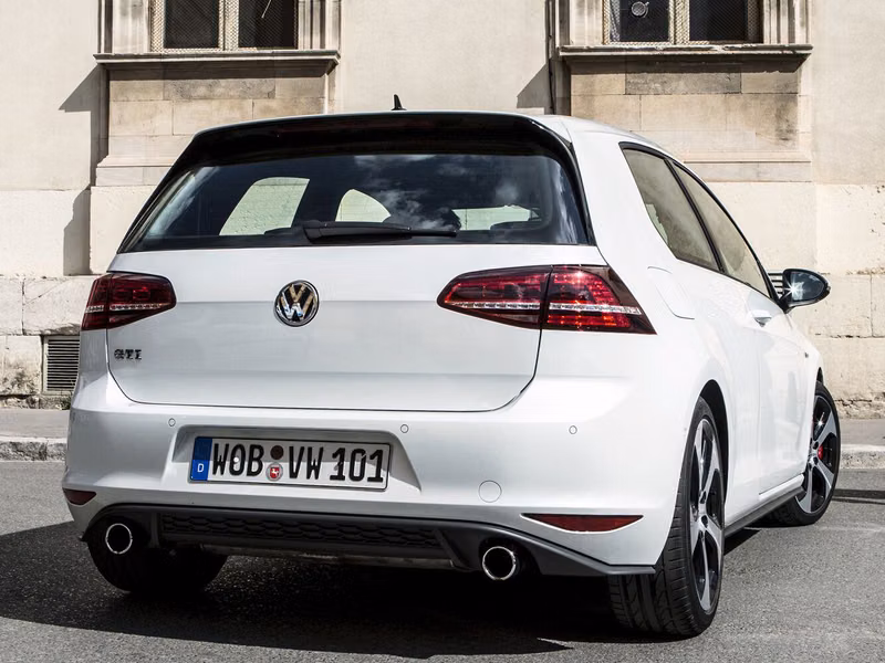 Volkswagen Golf GTI سابعاً، هاتشباك 3 أبواب — منظر خلفي أيمن